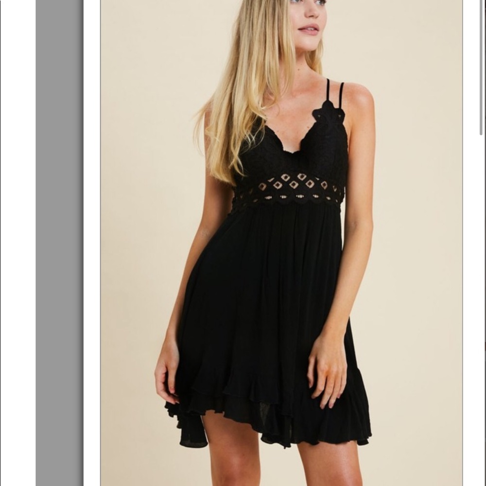 Black & Blush Scallop lace dress - Picture 7 of 8